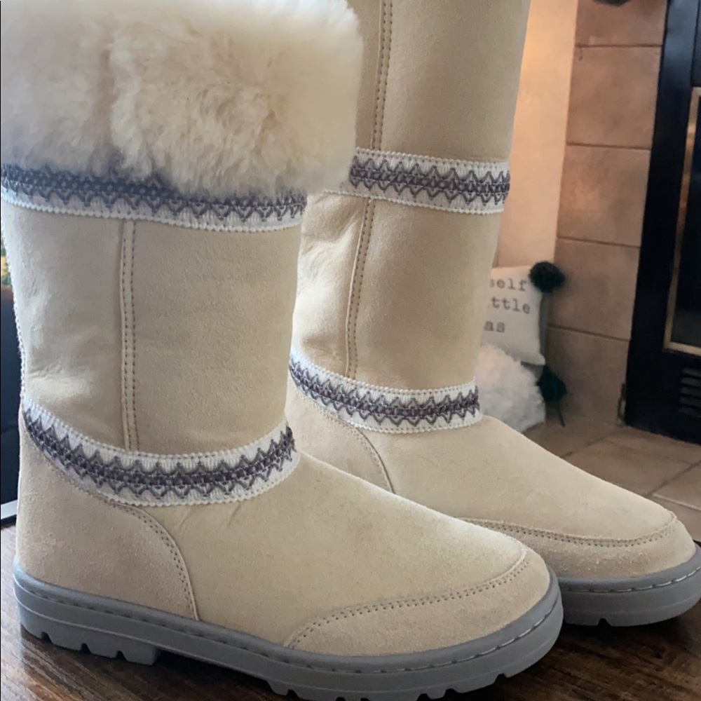 UGG SUNDANCE REVIVAL WHITE BOOTS
